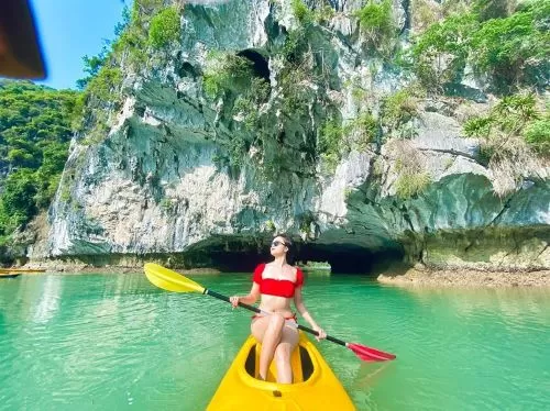 ハロン湾でのカヤック体験