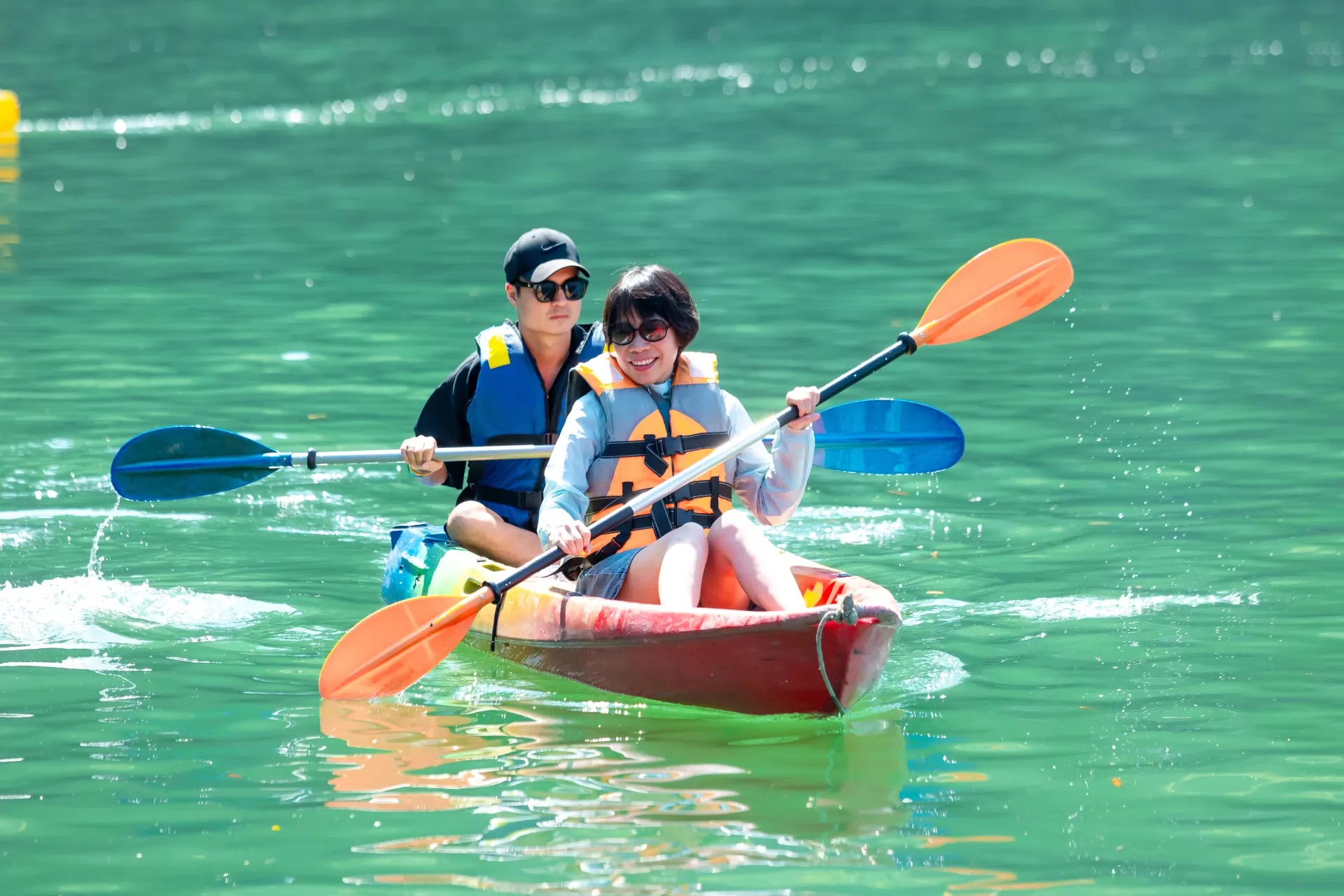 ハロン湾クルーズプレミアム日帰りツアードルフィンデイクルーズ・スンソット洞窟、ティートップ（日本語ガイド付き）ハロン湾水上リゾート・ハロン湾でカヤック体験・ハロン湾日帰りツアー